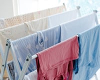 Adeus cheiro de molhado: o método japonês para secar as roupas rapidamente no inverno promete funcionar até dentro de casa