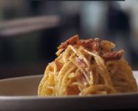 Ainda não escolheu o jantar de Dia dos Namorados? Então já anota essa receita de macarrão a carbonara para impressionar o seu amor!