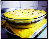 Polenta recheada de carne moída e queijo