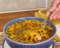 Ninguém acredita quando eu falo que demoro 5 minutos para preparar a mousse de maracujá do TudoGostoso de tão cremosa que ela fica