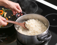 Fim do mistério! Conheça o truque de chef para o arroz branco nunca mais ficar empapado