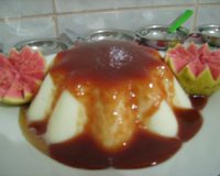 Flan de iogurte com calda de goiaba