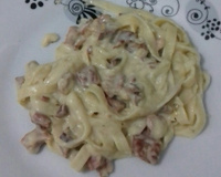 Macarronada ao molho branco com bacon e calabresa
