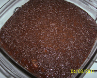 Bolo de baunilha com gotas de chocolate e cobertura (super fofo)