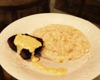 Filé mignon ao molho de mostarda com risoto de alho-poró