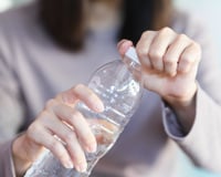 Reutilizar garrafas não é o problema: a ciência diz que o verdadeiro perigo está na maneira como fazemos isso