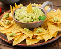 Guacamole com nachos caseiros, o petisco verde e amarelo delicioso ideal para os jogos da Copa
