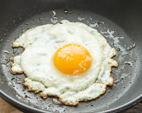 Por que colocar vinagre na frigideira ao fritar ovos e para que serve