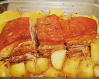 Costelinha de porco com creme de cebola