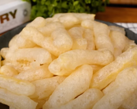 Sem ovo e sem leite: biscoito crocante de polvilho diferente é econômica e fácil de fazer. Partiu lanche?