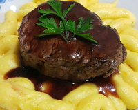 Filé mignon com molho de vinho tinto, acompanhado de purê de mandioquinha