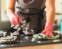 A forma correta de limpar o vidro do fogão sem riscar e o que você nunca deve usar