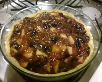 Torta de maçã e uva com suco de laranja