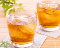 Os japoneses bebem isso todos os dias no verão: não contém cafeína, auxilia na digestão e é bom para os vasos sanguíneos