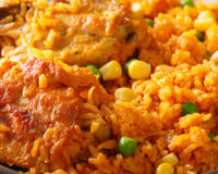 Uma refeição completa em uma só panela: arroz com peito de frango, ervilhas e milho