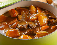 É por isso que você não deve cozinhar batata junto com a carne de panela