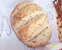 Pãozinho italiano caseiro com salame, azeitonas e ervas frescas