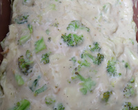 Deliciosa lasanha de repolho ao molho de queijo e brócolis