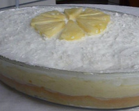 Bolo de abacaxi na travessa: confira a receita deliciosa