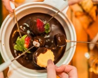 Fondue de chocolate de Dia dos Namorados com acompanhamentos