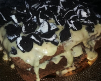 Bolo de Oreo com cobertura de leite em pó