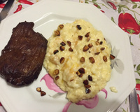 Risoto de damasco com amêndoas e queijo.