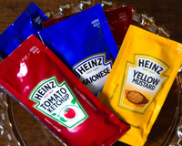 Os sachês ficaram para trás! Entenda por que restaurantes vão deixar de oferecer ketchup, maionese, sal e açúcar a partir de agosto