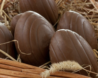 Ovo de Páscoa trufado com casca de chocolate em um cesto