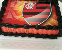 Pão de ló de chocolate com recheio e cobertura