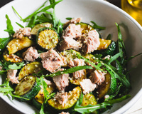 Salada de abobrinha com atum é a receita deliciosa (e fácil) para qualquer refeição: basta temperar bem, misturar e aproveitar