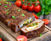 Rocambole de carne com muito recheado e pincelado com barbecue: receita fácil é a favorita do meu filho para o jantar