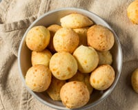 Testei uma receita de pão de queijo que lembra muito o de padaria, só que ainda mais gostoso