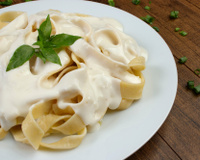 Aqui está a melhor receita de molho branco simples para macarrão com creme de leite