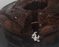 Bolo de banana com aveia e chocolate