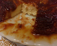 Bolo de banana com calda de caramelo