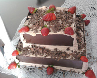 Bolo de chocolate com recheio de flocos e creme com morangos
