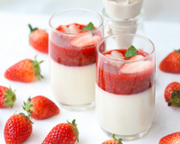 Mousse de iogurte com geleia de morango fácil de fazer