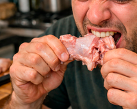 O que acontece se você comer frango cru sem perceber? Especialista responde