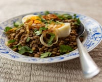Uma refeição rica em proteínas que pode ser preparada em 15 minutos: salada morna de lentilha e ovo