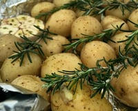 Batata bolinha com alecrim