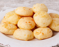 Pão de queijo rápido com apenas 3 ingredientes para um café da manhã ou lanche fácil e que todos em casa vão adorar