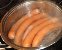 Adicione isso à água do cozimento da salsicha: o cachorro-quente ficará incrível