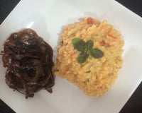 Risoto de queijo com tomate cereja e manjericão