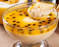 Mousse de maracujá sem complicação com a polpa da fruta: é só seguir o passo a passo para ter uma sobremesa perfeita!