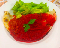 Panqueca vegana ao molho de beterraba