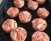 Empadinha de linguiça, recheada com ovo e queijo