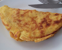 Omelete com banana e queijo