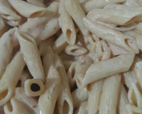 Macarrão ao molho de queijo e presunto