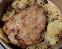 Picanha suína com batatas cobertas de queijo