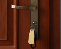 É certo ou errado deixar a chave na fechadura da porta durante a noite?